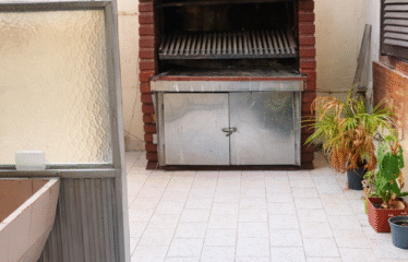 Departamento tipo casa 3 ambientes con dependencia. Balvanera